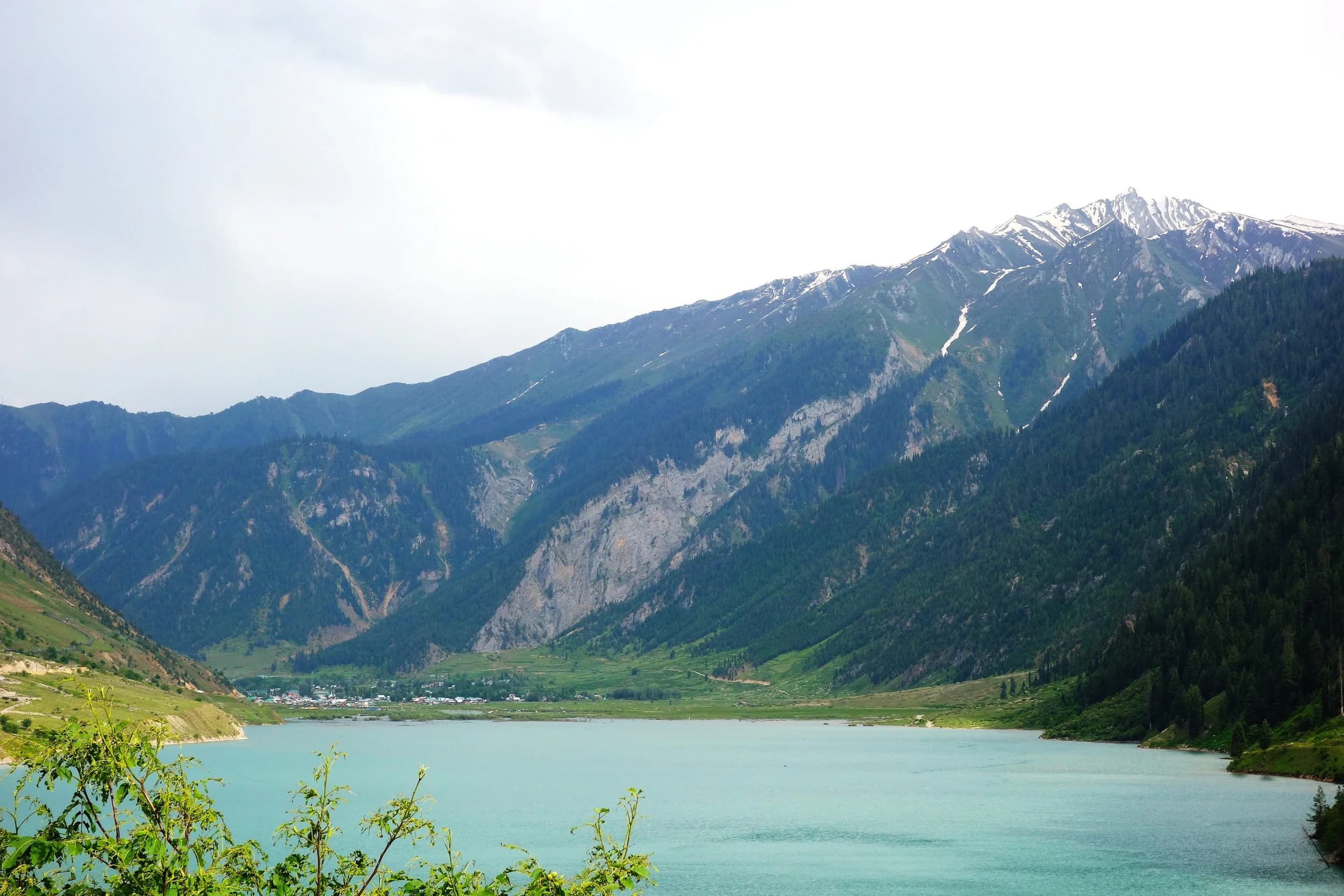 Offbeat Kashmir Tour scenic backdrop